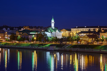Naklejka premium Ночная Казань. Озеро Кабан. Набережная