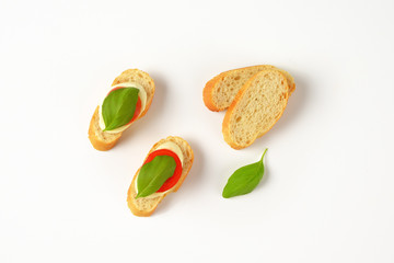 Mozzarela tomato canapes