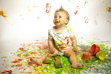 mit der Farbe matschen