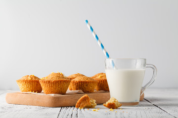 lemon cupcakes and lemon slices