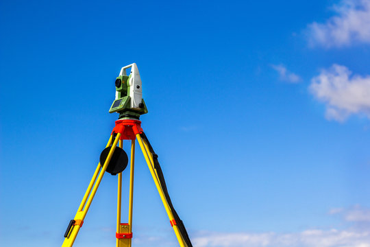 Why You Need To Hire a Land Surveyor Before Buying an Empty Lot