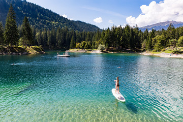 Girl on a paddleboard on the Caumasee in Switzerland - 121393078