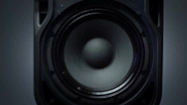 Speaker zoom out on dolly