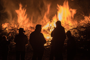 Gespräche am Osterfeuer