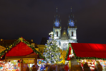 Obraz premium Old Town Square with Christmas tree and fairy tale Church of our Lady Tyn in the magical city of Prague at night, Czech Republic
