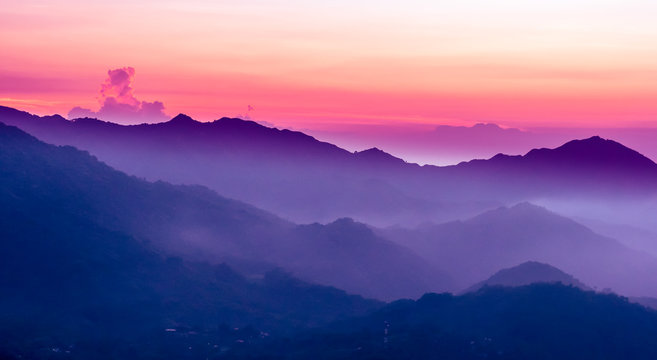Fototapeta fioletowy zachód słońca w górach