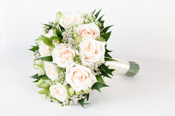 Naklejka premium Bukiet ślubny w kolorze kości słoniowej i zieleni z różami i kwiatami alstremerii