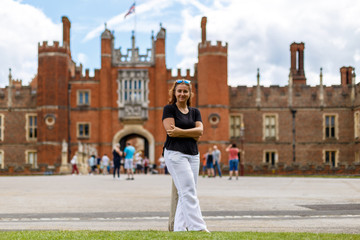 Obraz premium Hampton Court in summer day