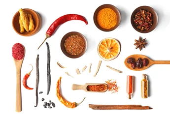 Foto op Plexiglas Plat leggen van diverse kruiden en specerijen op witte achtergrond © Africa Studio