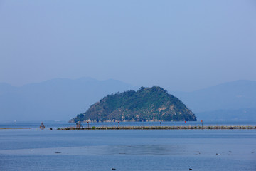 Fototapeta na wymiar 長浜市から見る竹生島 
