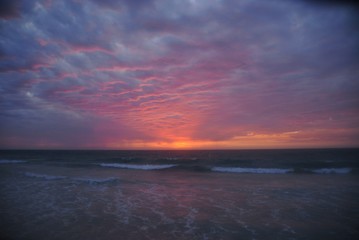 Fototapeta na wymiar read sky sunset at beach