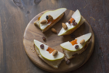 梨とナッツのトースト