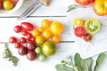frische bunte Tomaten Tisch Holz Herz Kräuter Ernte