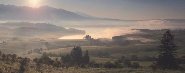 Fototapeten Neblige Morgenlandschaft © PixieMe