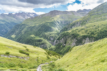 Alpenpanorama mit Sturzbach in Österreich Kärnten