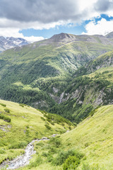 Hochalpen mit Sturzbach in Österreich Kärnten