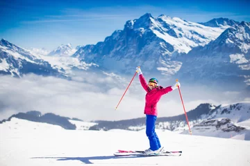 Crédence de cuisine en verre imprimé Sports dhiver Jeune femme skiant dans les montagnes.
