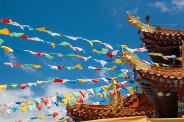 Chinese tempel in China met kleurrijke vlaggen