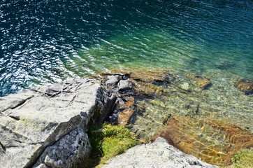 Lac translucide de gaubé, roches striées au Pont d'Espagne Pyrénées 
