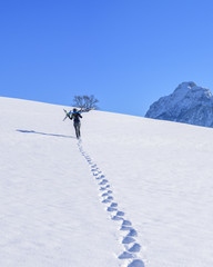 bergauf zum winterdownhill mit dem MTB