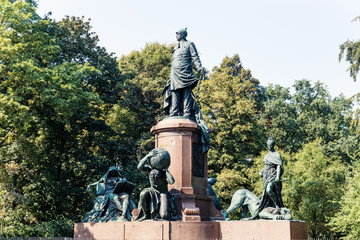 Fototapeta premium Berliner Innenstadt, Bismark Denkmal im Tiergarten am grossen Stern