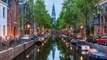 Deurstickers Amsterdam Amsterdam City, verlicht gebouw en kanaal bij nacht, Nederland