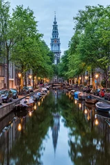 Fotobehang Amsterdam Amsterdam City, verlicht gebouw en kanaal bij nacht, Nederland