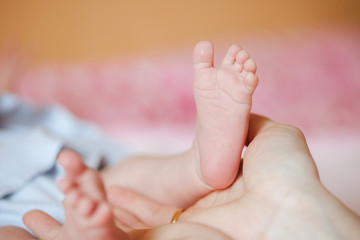 Obraz na płótnie Canvas adorable newborn baby feet