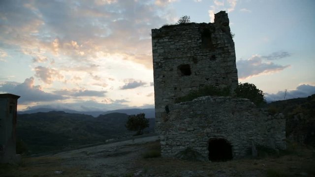 Antica torre greca al tramonto 