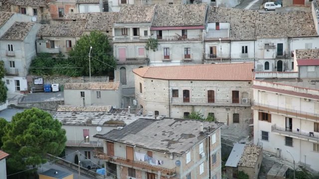 Antica citt&agrave; italiana su una collina 
