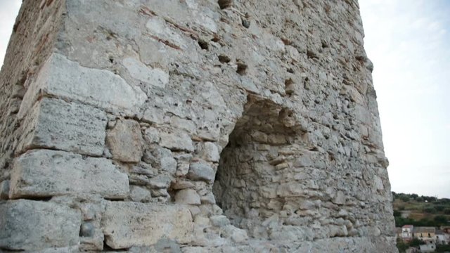 Antica torre greca alta e danneggiata.