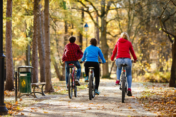 Obraz premium Healthy lifestyle - people riding bicycles in city park 