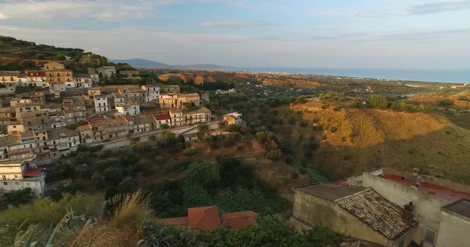 Villaggio rurale italiano su una collina con affaccio sul mare 