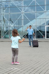Child says goodbye to the dad at the airport