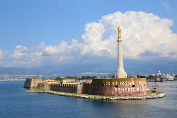 Blick auf den Hafen von Messina mit der Stele der Madonnina