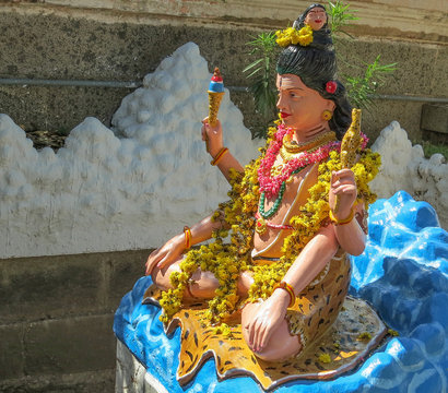 Shiva statue at the entrance to ancient temple Arunachaleswara, XVI century. Tiruvannamalai, South India.