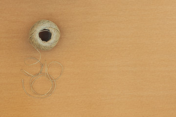 Hintergrund braunes Kraftpapier mit Textfreiraum und Knäuel aus Hanf Packschnur - Background with...