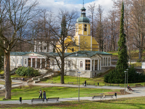 Lądek Zdr&oacute;j - park zdrojowy, Kaplica Zdrojowa, dawna hala spacerowa