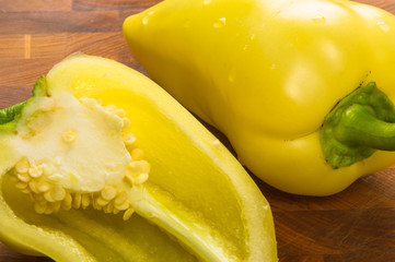Fototapeta na wymiar stilllife - yellow pepper