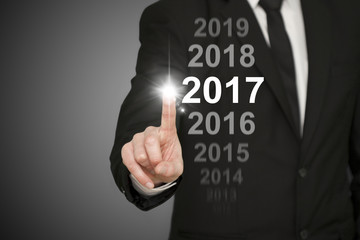 Geschäftsmann verweist auf 2017