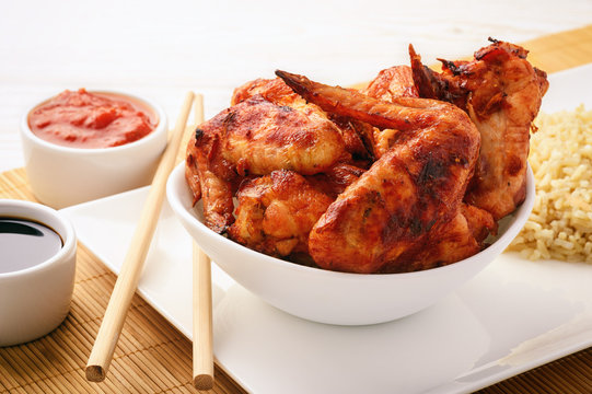 Chicken wings roasted with ginger and tomato sauce.
