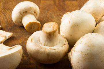 champignons on wooden background