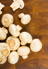 champignons on wooden background