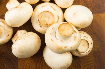 champignons on wooden background