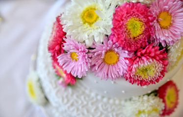 Fototapeta na wymiar White wedding cake with flowers