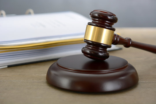 Richterhammer von Richter in Gericht und Justiz