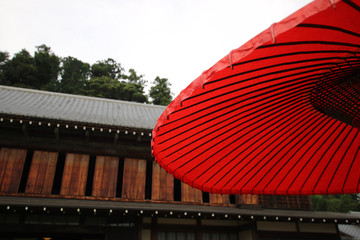 赤い日傘と古民家 / Red parasol and old houses