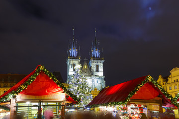 Obraz premium Old Town Square with Christmas tree and fairy tale Church of our Lady Tyn in the magical city of Prague at night, Czech Republic