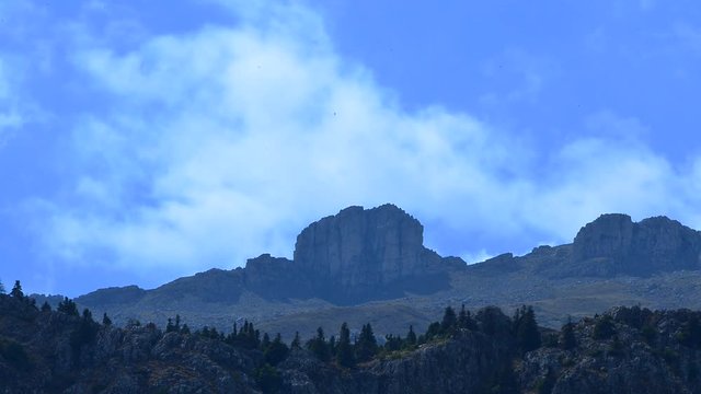 dağların zirvesinde bulut hareketliliği