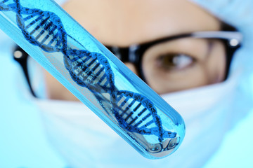 Arzt, Wissenschaftler oder Forscher für Gentechnik oder Genetik hält Reagenzglas mit DNA Doppelhelix - obrazy, fototapety, plakaty